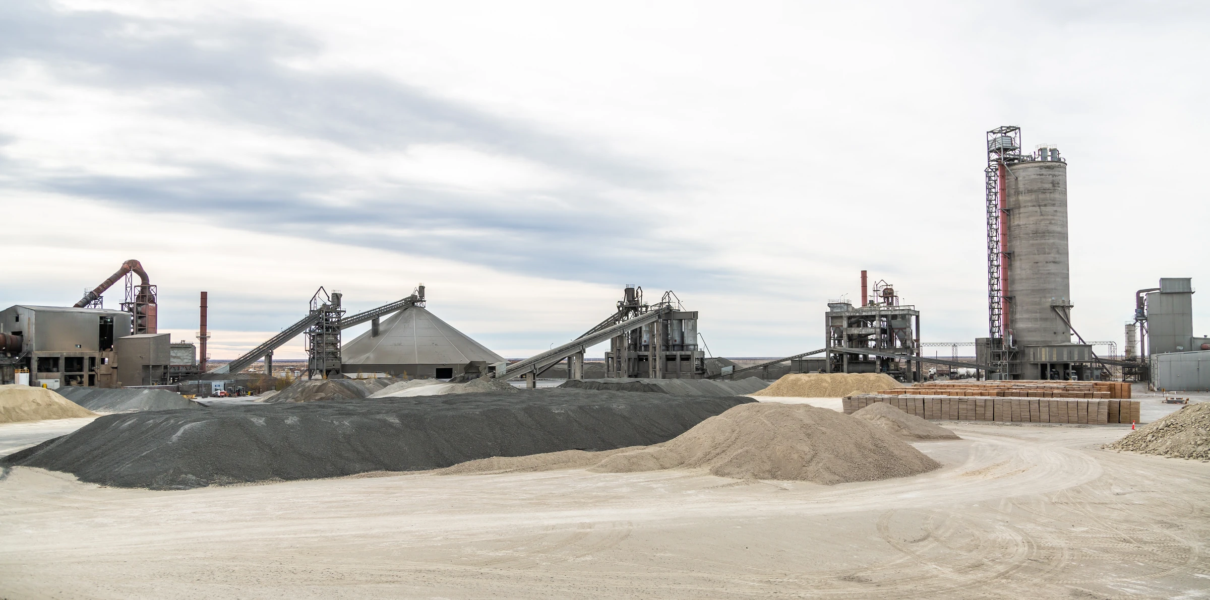 Instalaciones y silos de la planta de cemento de PCR