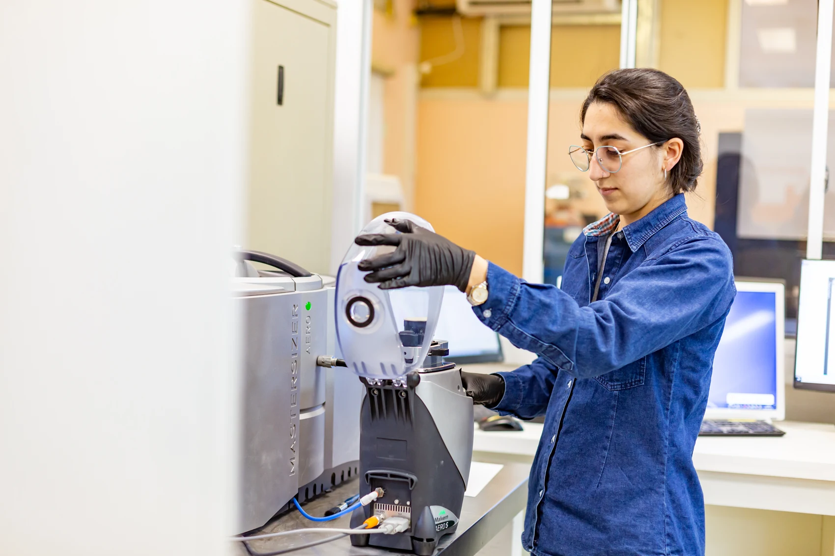Profesional de PCR trabajando en el laboratorio